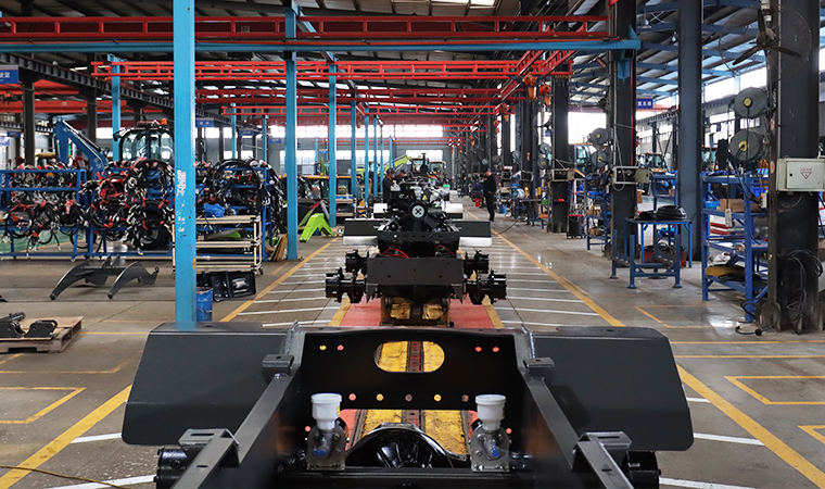 Heavy equipment assembly line for loader manufacturing